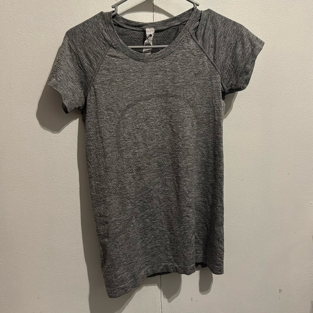 Lululemon woman’s swiftly tech short-sleeve shirt 2.0. Hip length